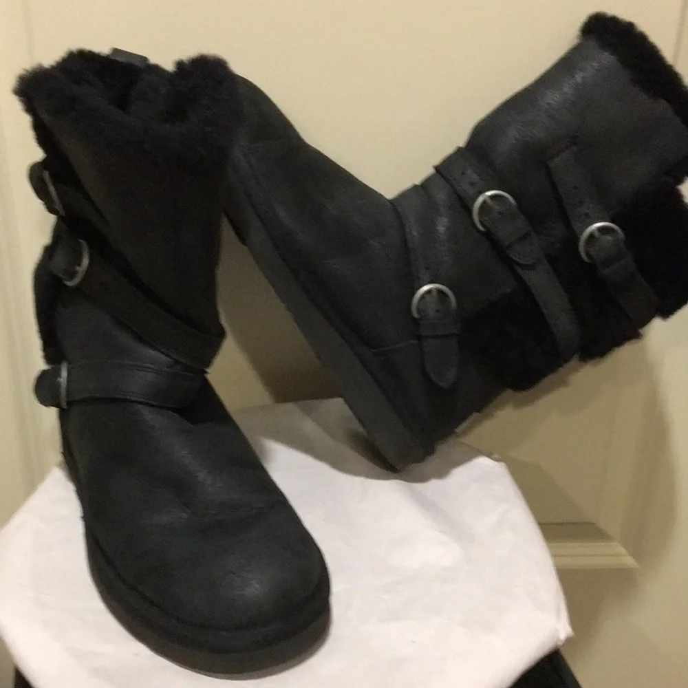 LIKE NEW! Ugg womens Becket Triple Buckle 1005380 Leather Shearling Boots size 8